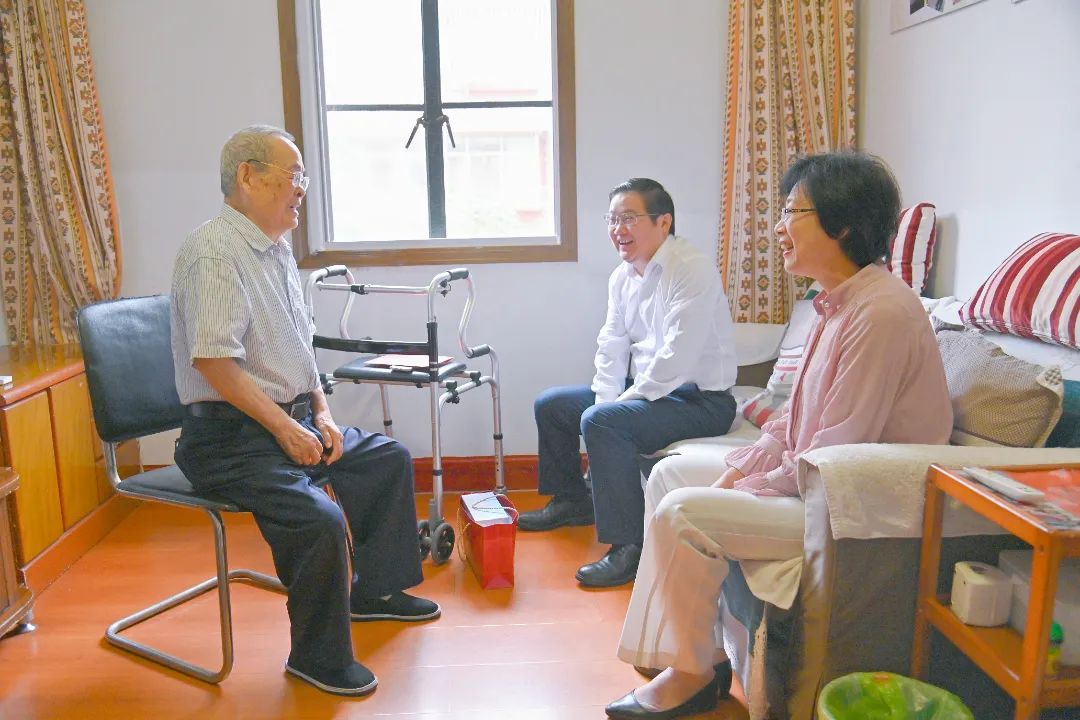 蘇鹽集團(tuán)黨委開展國(guó)慶前走訪慰問活動(dòng) 蘇鹽集團(tuán)黨委開展國(guó)慶前走訪慰問活動(dòng)